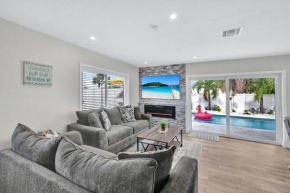 January Sale! Palm Tree Paradise - 1 Mile To The Beach! Beautiful Heated Pool!